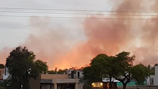 Video: un incendió de pastizales generó sorpresa cerca del Aeropuerto de Salta